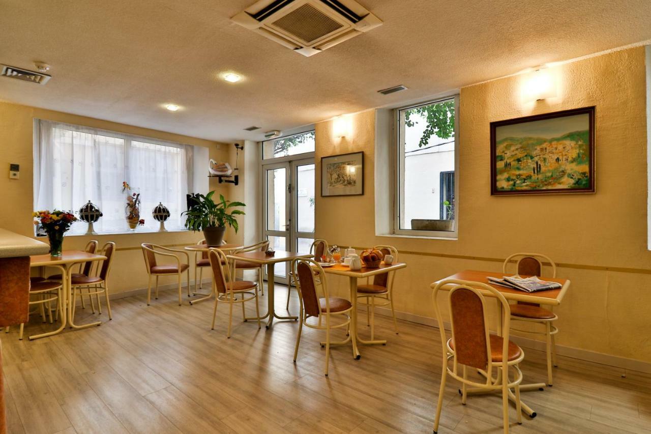 Appia Hotel 2*